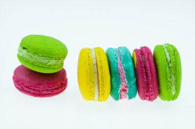 Renkli macarons, tatlı macarons renkli macarons masa üzerinde geleneksel Fransız.