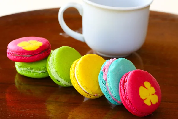 Kleurrijke macarons instellen op tabel, traditionele Franse kleurrijke macarons, zoete macarons. — Stockfoto