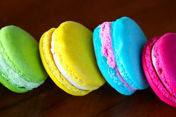 Macarons colorés mis sur la table, macarons colorés français traditionnels, Macarons sucrés . — Photo