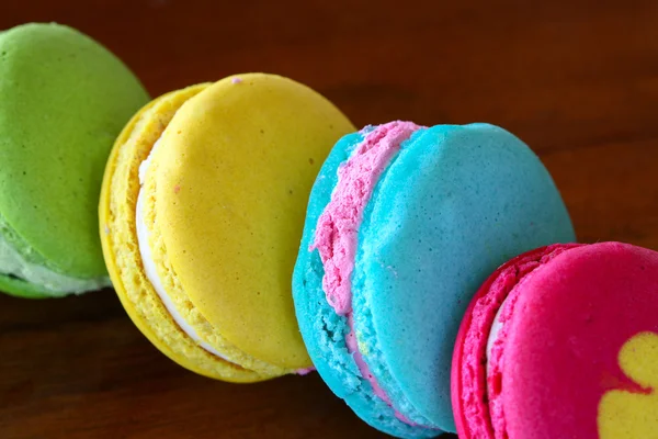 Macarons colorés mis sur la table, macarons colorés français traditionnels, Macarons sucrés . — Photo