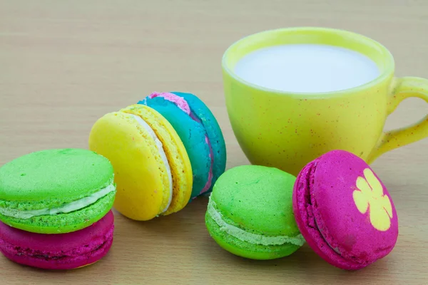 Colorful macarons set on table, traditional french colorful macarons ,Sweet macarons. — Stock Photo, Image