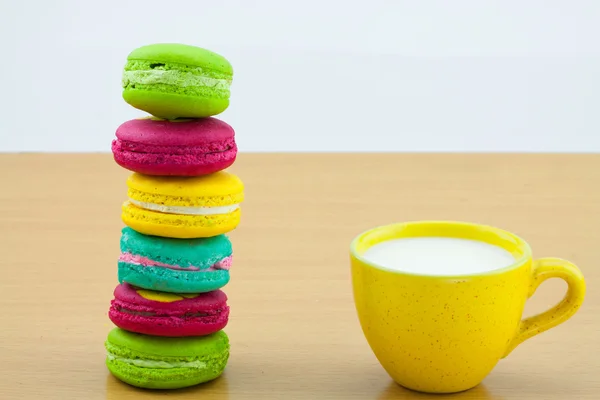 Colorful macarons set on table, traditional french colorful macarons ,Sweet macarons. — Stock Photo, Image