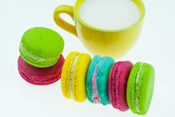 Macarons colorés mis sur la table, macarons colorés français traditionnels, Macarons sucrés . — Photo