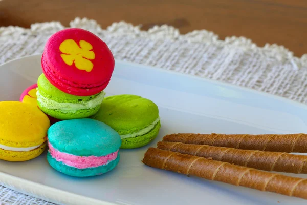 Macarons coloridos fijados en la mesa, macarons coloridos franceses tradicionales, macarons dulces . —  Fotos de Stock