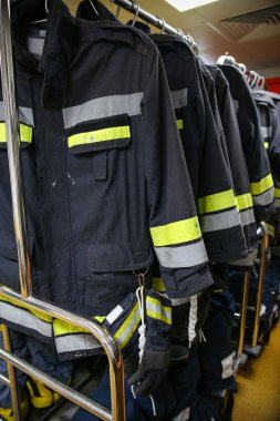 İtfaiyeci kıyafeti ve ekipman operasyon için hazır.