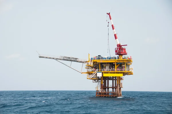 Plataforma de producción en la industria del petróleo y el gas mar adentro. La plataforma con cielo azul — Foto de Stock