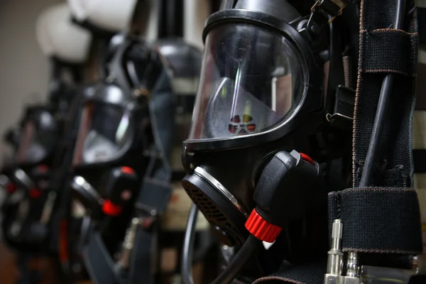 Traje de bombero y equipo listo para operar . — Foto de Stock