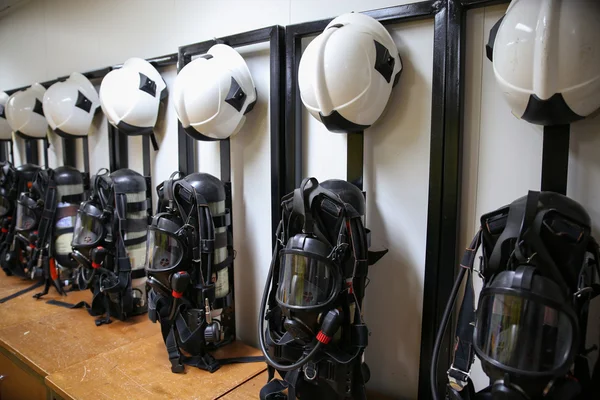 Traje de bombero y equipo listo para operar . — Foto de Stock