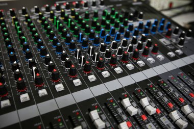 Bir karıştırma Resepsiyon ses geçişi ayar düğmesi televizyon Galeri, müzik ekipman eğitim odasında el.