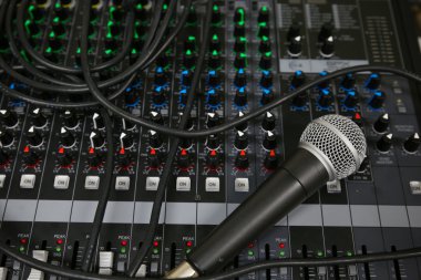 Bir karıştırma Resepsiyon ses geçişi ayar düğmesi televizyon Galeri, müzik ekipman eğitim odasında el.