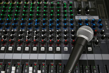 Bir karıştırma Resepsiyon ses geçişi ayar düğmesi televizyon Galeri, müzik ekipman eğitim odasında el.