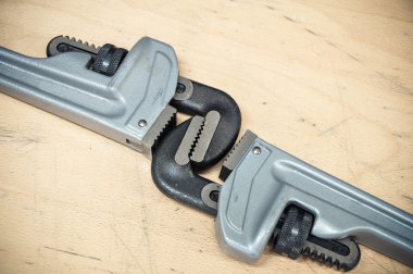 Ahşap zemin, İngiliz anahtarı araçları veya beyinameliyatı zor iş için el araçlar kümesi.