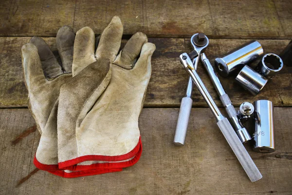 Herramientas manuales sobre fondo de madera . — Foto de Stock