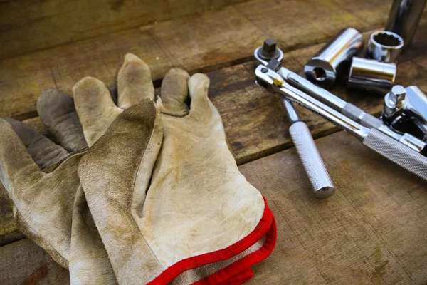 Herramientas manuales sobre fondo de madera . — Foto de Stock