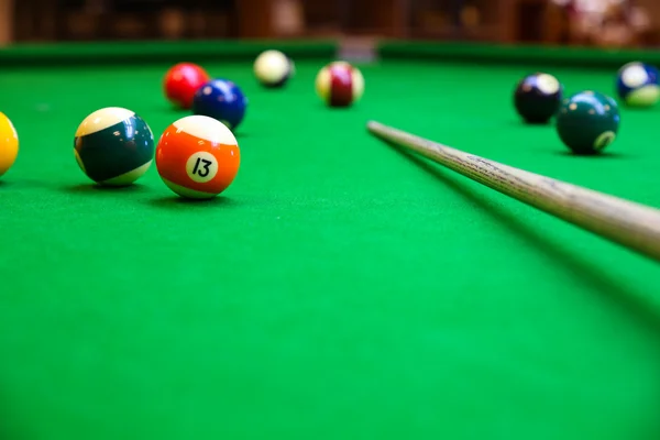 Snooker bollen på snookerbord, Snooker och biljard spel på gräsplanen bordlägger, International sport. — Stockfoto