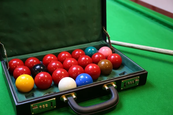 Snooker bollen på snookerbord, Snooker och biljard spel på gräsplanen bordlägger, International sport. — Stockfoto