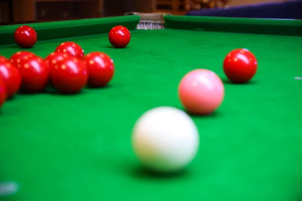 Snooker golyó a biliárd asztal, Snooker, vagy a medencére nyílik a zöld asztalon, nemzetközi sport játék. — Stock Fotó