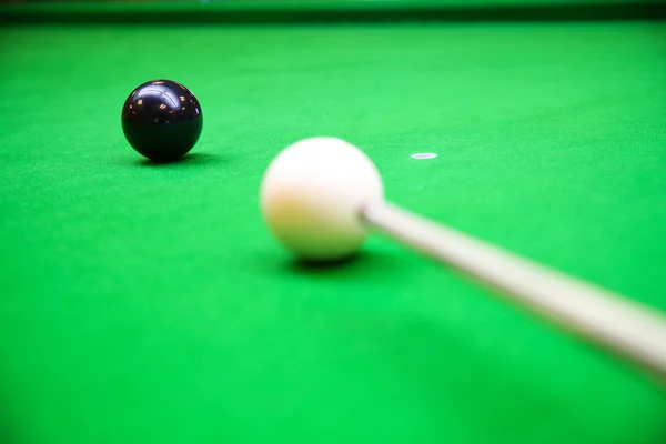 Bola de billar en la mesa de billar, billar o juego de billar en la mesa verde, deporte internacional . —  Fotos de Stock