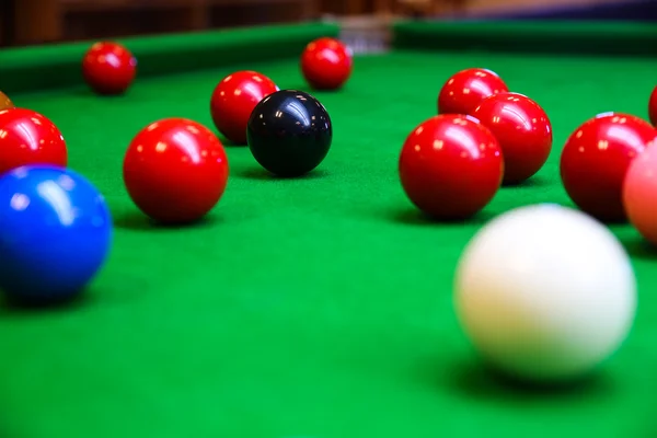 Snooker bollen på snookerbord, Snooker och biljard spel på gräsplanen bordlägger, International sport. — Stockfoto