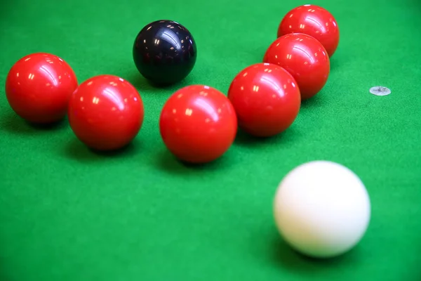 Snooker golyó a biliárd asztal, Snooker, vagy a medencére nyílik a zöld asztalon, nemzetközi sport játék. — Stock Fotó