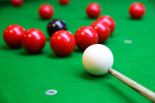 Snooker bollen på snookerbord, Snooker och biljard spel på gräsplanen bordlägger, International sport. — Stockfoto