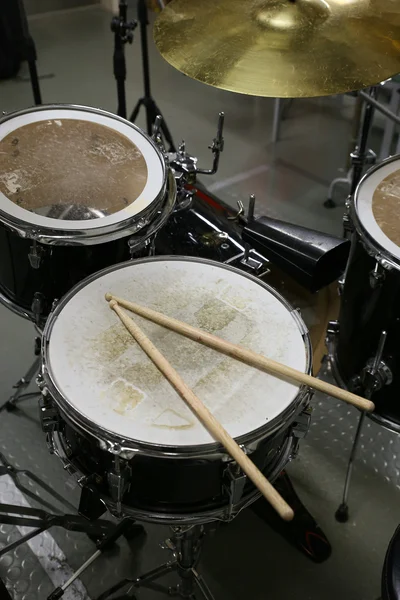 Schlagzeug im Schulungsraum. Musikanlage im Schulungsraum. — Stockfoto