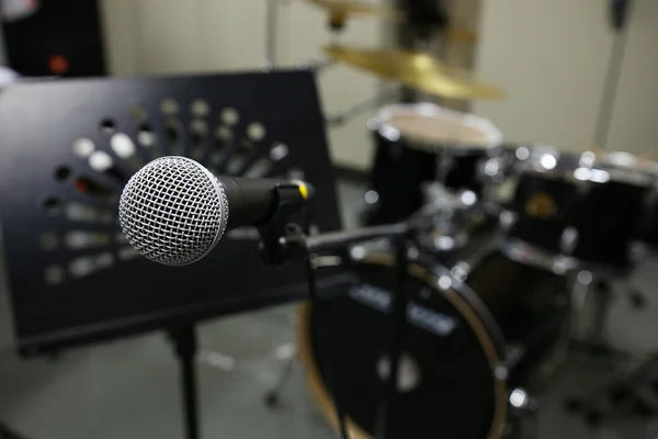 Close-up de microfone na sala de concertos ou sala de conferências. Equipamento de música na sala de treinamento . — Fotografia de Stock