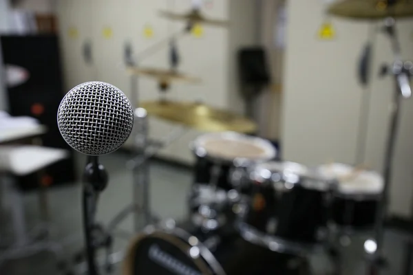 Close-up de microfone na sala de concertos ou sala de conferências. Equipamento de música na sala de treinamento . — Fotografia de Stock