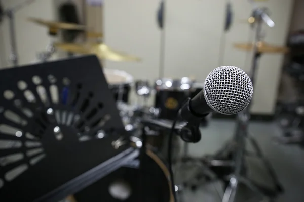 Nahaufnahme des Mikrofons im Konzertsaal oder Konferenzraum. Musikanlage im Schulungsraum. — Stockfoto