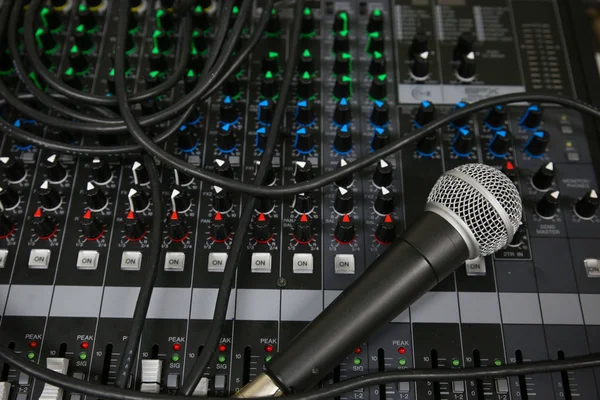 Main sur un mélangeur de bureau dans la galerie de télévision, Matériel de musique dans la salle d'entraînement . — Photo