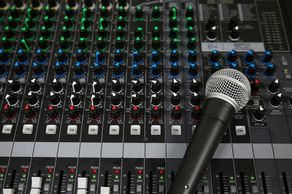 Hand on a Mixing Desk Fader in Television Gallery, Equipo de música en la sala de entrenamiento . —  Fotos de Stock