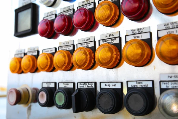 Close up de um medidor elétrico, medidores de utilidade elétrica para um complexo de apartamentos ou planta de petróleo e gás offshore — Fotografia de Stock