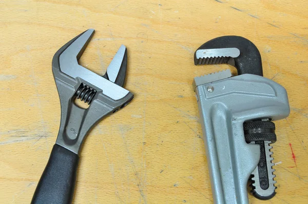 Juego de herramientas manuales sobre fondo de madera, herramientas de llave inglesa o llave de tubo para un trabajo duro . —  Fotos de Stock