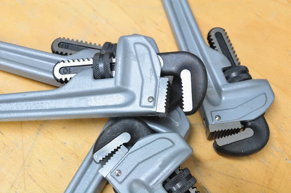 Ensemble d'outils à main sur un fond en bois, outils de clé ou clé à tuyau pour un travail acharné . — Photo
