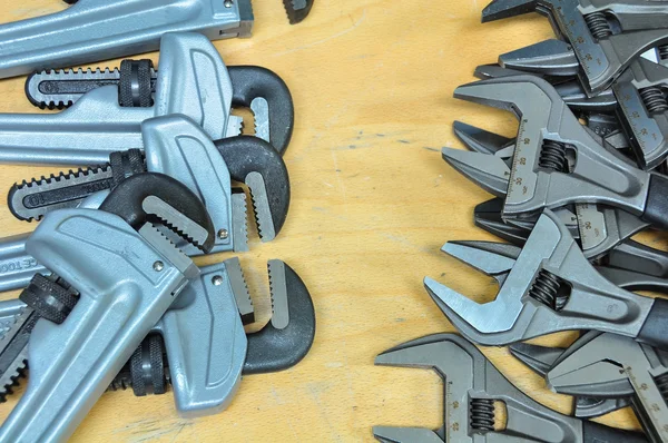 Uppsättning handverktyg på trä bakgrund, skiftnyckel verktyg eller rörtång för hårt arbete. — Stockfoto