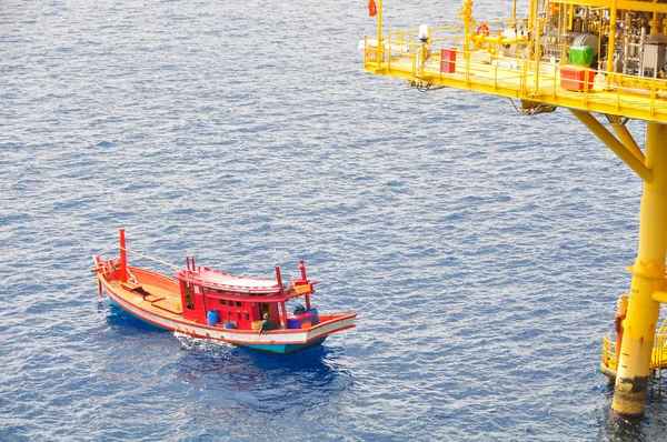 Barco de pesca indo para o golfo no início da manhã — Fotografia de Stock