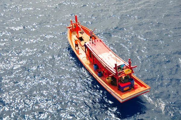 Fishing boat heading out to the gulf in the early morning — Stock Photo, Image