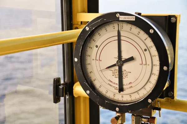 Pressure gauge for measuring pressure in the system, Oil and gas process used pressure gauge to monitor pressure condition inside the system — Stock Photo, Image