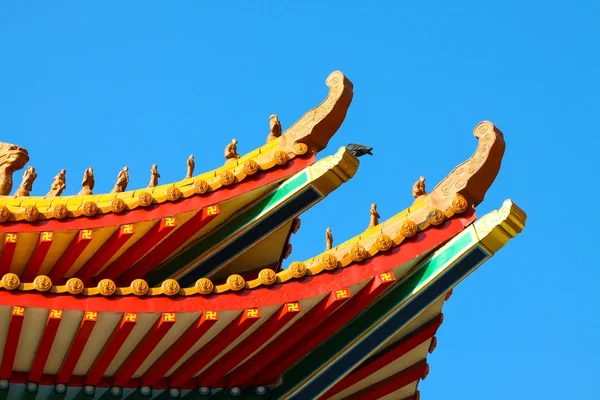 China templo y muchas personas rezaron el dios en el lugar. El lugar para el aniversario en el día chino de año nuevo . — Foto de Stock