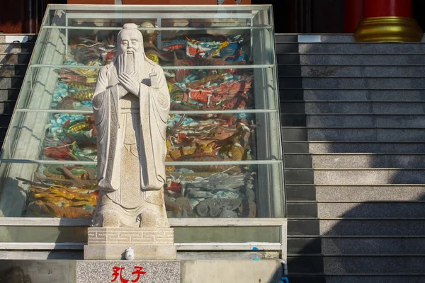大的中国寺庙神观音雕像。许多人祈祷上帝在中国新的一年的一天 — 图库照片