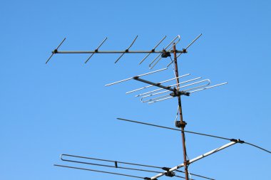 Mavi gökyüzü ile evin çatısında eski Tv anteni