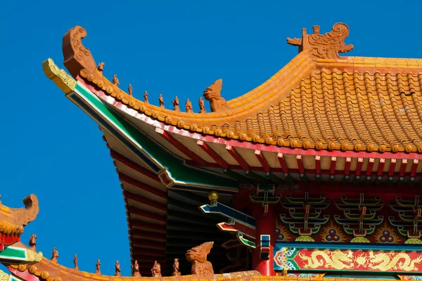 China templo y muchas personas rezaron el dios en el lugar. El lugar para el aniversario en el día chino de año nuevo . — Foto de Stock