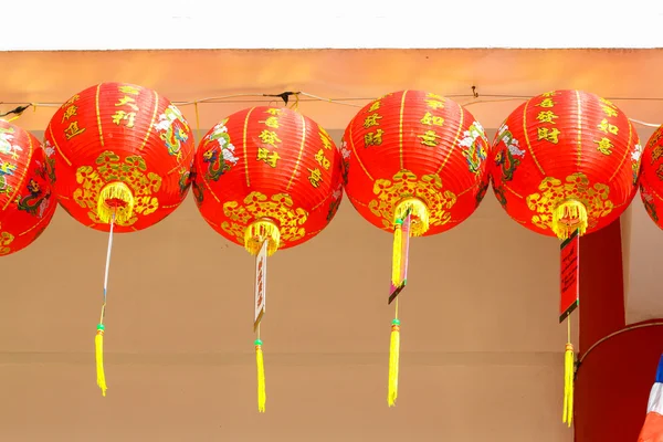 Linternas chinas en el día de año nuevo chino. Aniversario en el día de Año Nuevo. Linternas en el templo de China — Foto de Stock