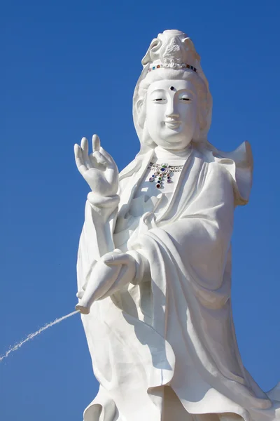 Çin tapınak Tanrı'nın guanyin heykelinin büyük. Birçok kişi Çin yeni yıl günde Tanrı'ya dua — Stok fotoğraf