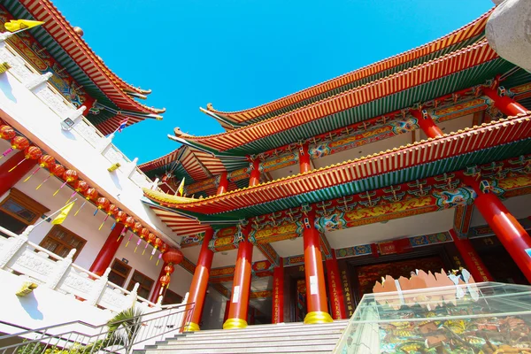 China templo y muchas personas rezaron el dios en el lugar. El lugar para el aniversario en el día chino de año nuevo . — Foto de Stock