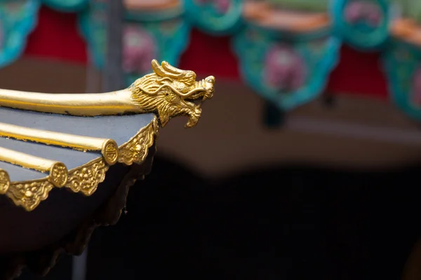 Temple de la Chine et beaucoup de gens ont prié le dieu dans la place. Le lieu de l'anniversaire en chinois jour du Nouvel An . — Photo