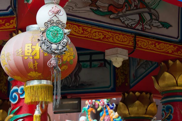Linternas chinas en el día de año nuevo chino. Aniversario en el día de Año Nuevo. Linternas en el templo de China — Foto de Stock