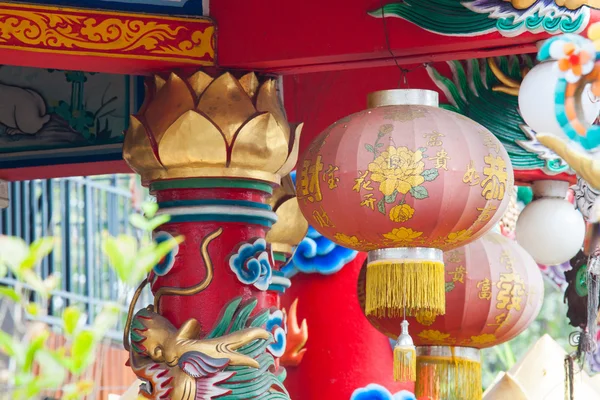 Linternas chinas en el día de año nuevo chino. Aniversario en el día de Año Nuevo. Linternas en el templo de China — Foto de Stock