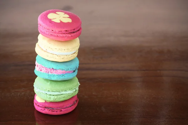 Macarons colorés mis sur la table, macarons colorés français traditionnels, Macarons sucrés . — Photo