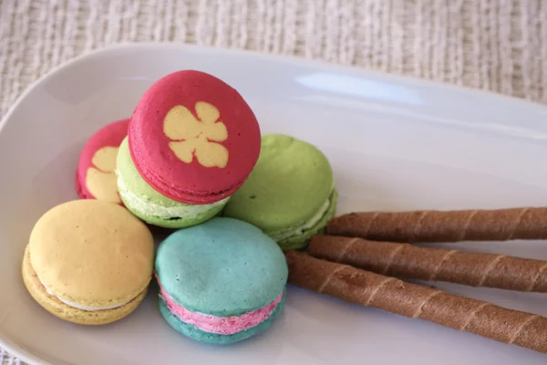 Macarons coloridos fijados en la mesa, macarons coloridos franceses tradicionales, macarons dulces . —  Fotos de Stock